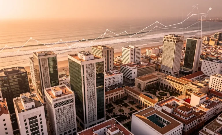 Vue aérienne photoréaliste de Casablanca mêlant gratte-ciel modernes et architecture marocaine traditionnelle, avec des graphiques économiques superposés et la côte atlantique en arrière-plan.
