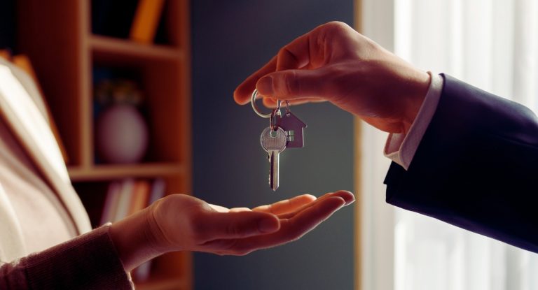 Remise de clés d'une maison symbolisant la transmission d'un bien immobilier en héritage