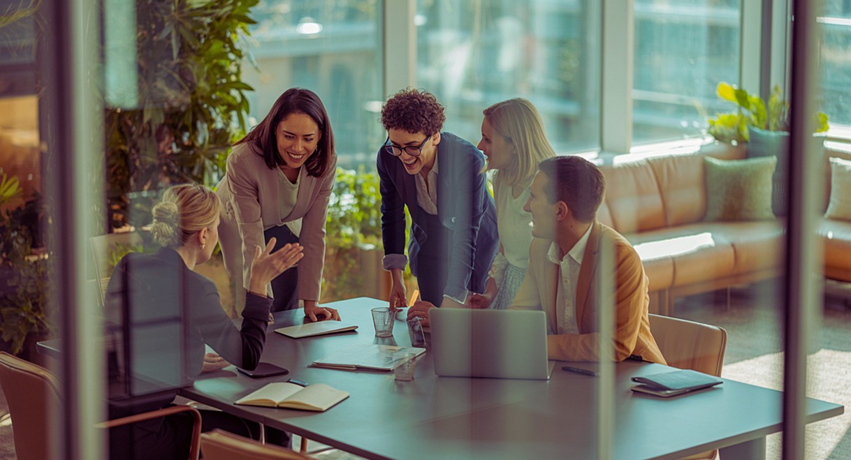 Équipe de professionnels collaborant dans un bureau moderne, illustration des outils de gestion de projet en action