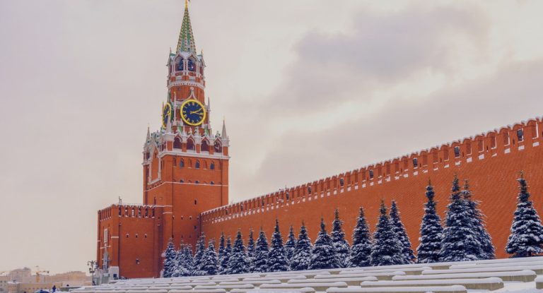 Tour Spasskaïa du Kremlin de Moscou sous la neige, symbole du pouvoir politique et économique de la Russie