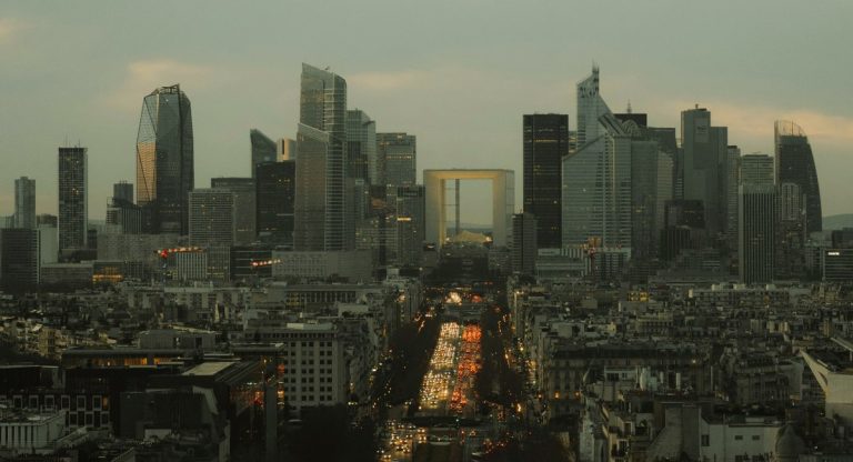 Vue panoramique du quartier d'affaires de La Défense près de Suresnes au coucher du soleil avec la Grande Arche