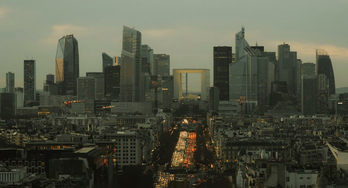 Vue panoramique du quartier d'affaires de La Défense près de Suresnes au coucher du soleil avec la Grande Arche