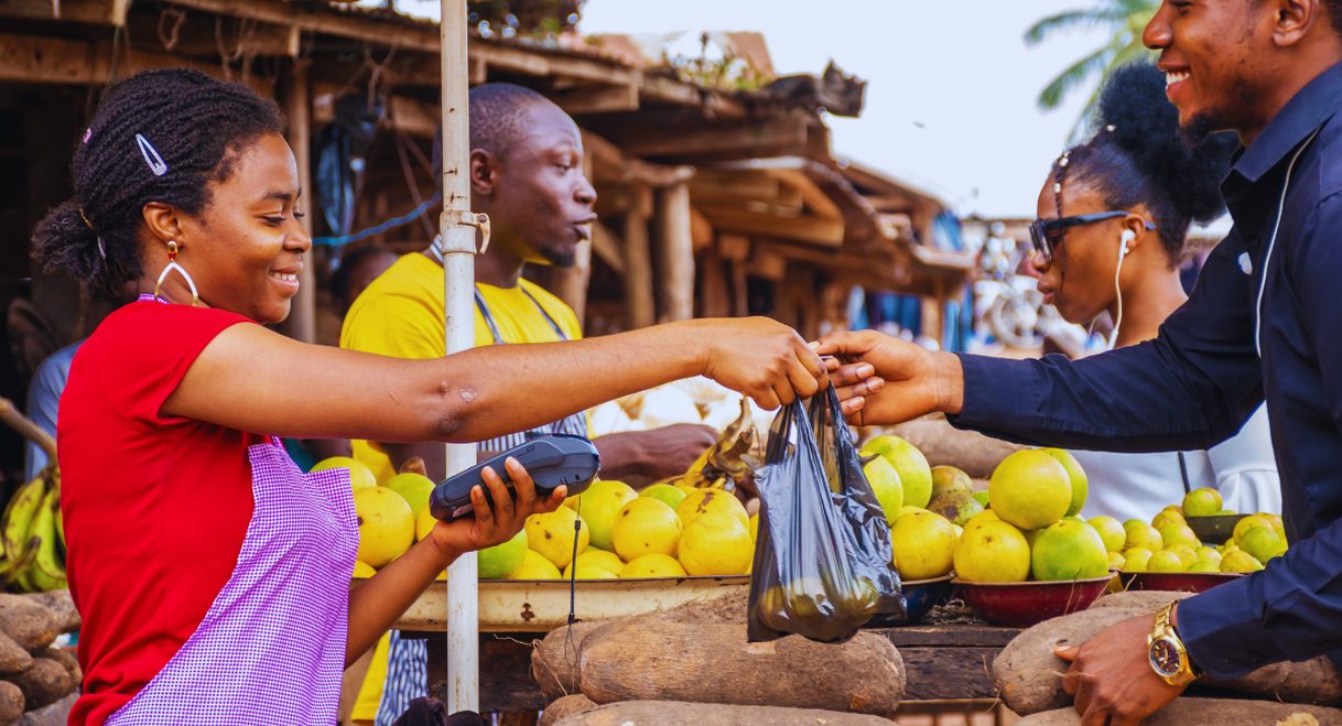 Vendeurs et acheteurs dans un marché africain animé illustrant l'économie informelle et le commerce local au Soudan du Sud