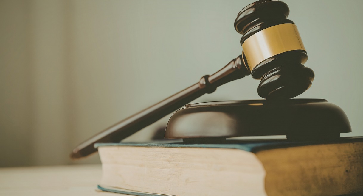 Marteau de juge posé sur un livre de loi symbolisant la justice et le droit électoral