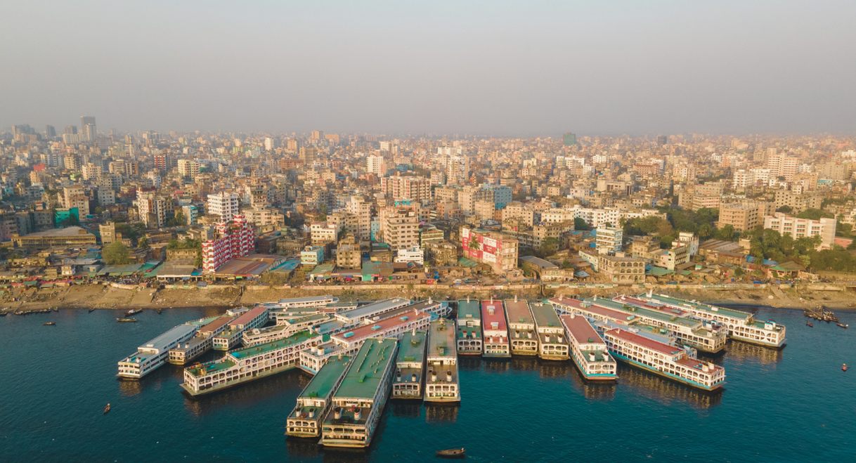 Vue aérienne du port de Sadarghat et du skyline de Dhaka, capitale économique du Bangladesh