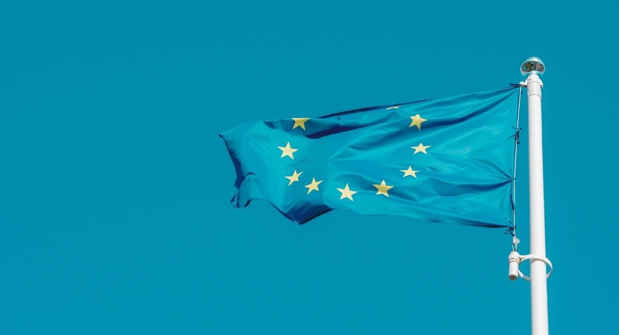 Drapeau de l'Union europeenne flottant au vent sous un ciel bleu
