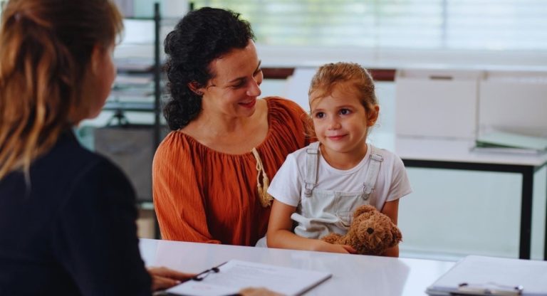Mere et sa fille en entretien avec une travailleuse sociale dans un bureau