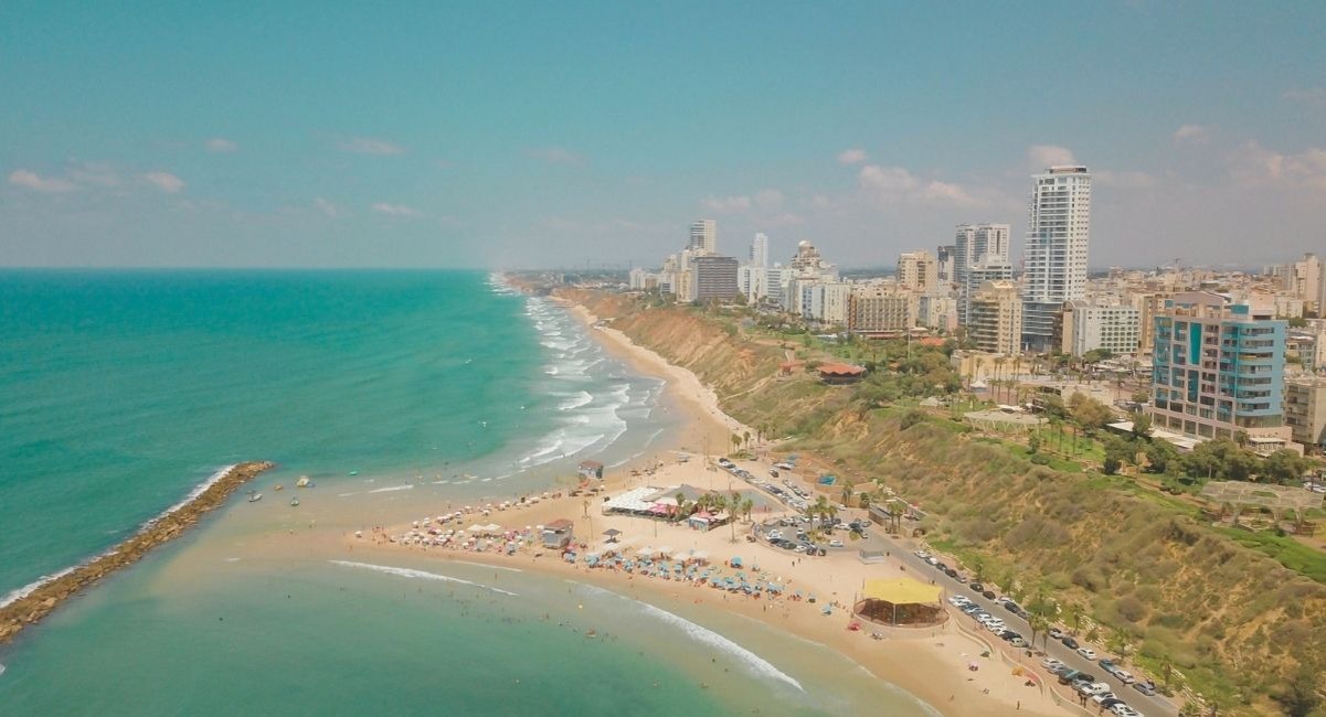 Vue aerienne d'une plage et de gratte-ciel sur le littoral d'une ville cotiere