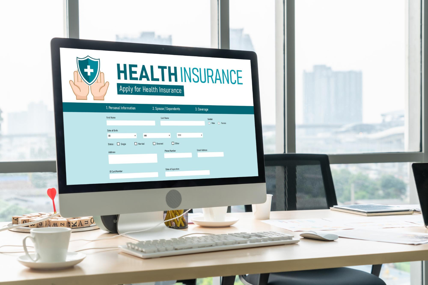 Une application est ouverte sur un ordinateur pour comparer les assurances santé.